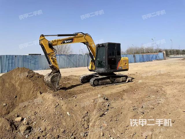 駕駛室頂部(整機(jī)外觀) 駕駛室頂部(整機(jī)外觀)