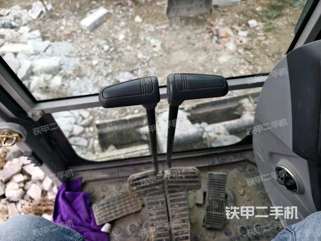 行走控制手柄和踏板?俯拍（駕駛室部分）