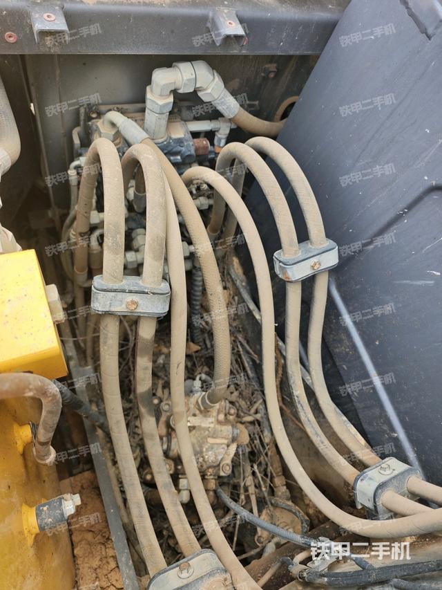 回轉(zhuǎn)馬達和主控閥(整機外觀) 回轉(zhuǎn)馬達和主控閥(整機外觀)