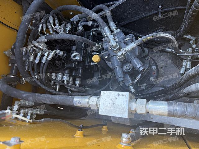 回轉(zhuǎn)馬達(dá)和主控閥（整機(jī)外觀）