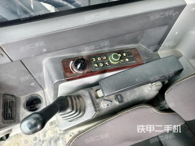 座椅右側(cè)控制臺/鑰匙門/油門/含右手柄（駕駛室部分）