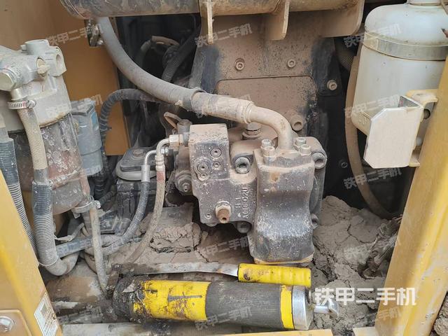 液压泵舱室正面整体（整机外观）