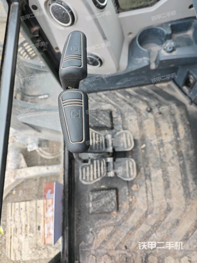行走控制手柄和踏板?俯拍（駕駛室部分）
