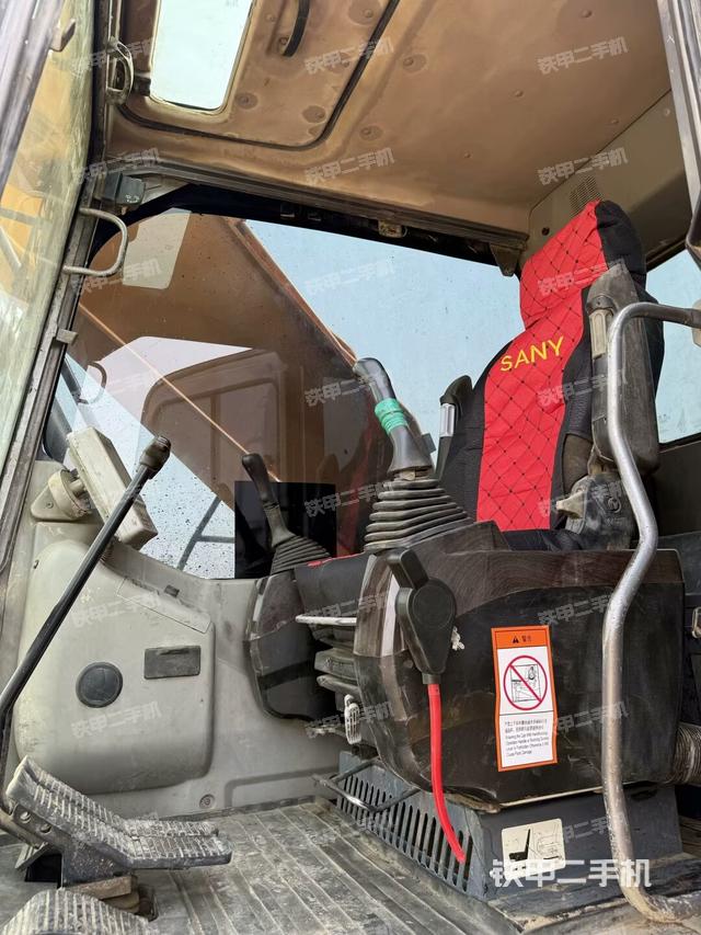 駕駛室整體（整機外觀）