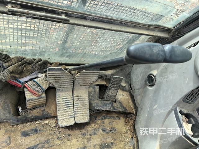 行走控制手柄和踏板?俯拍（駕駛室部分）