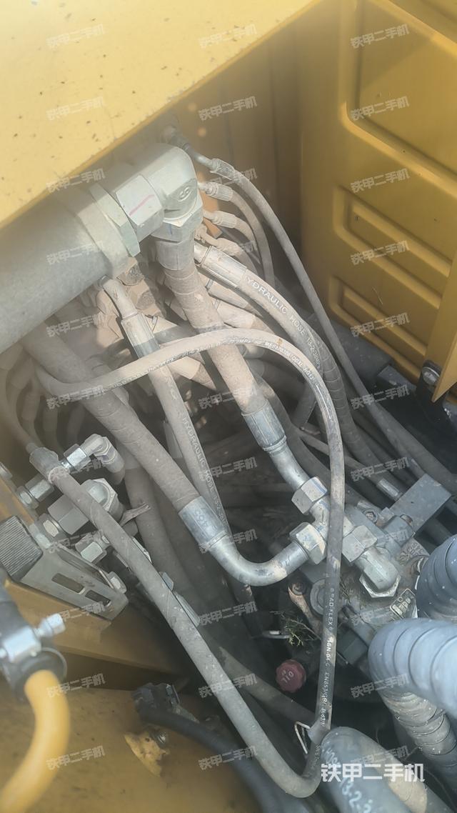 回轉(zhuǎn)馬達(dá)和主控閥（整機(jī)外觀）