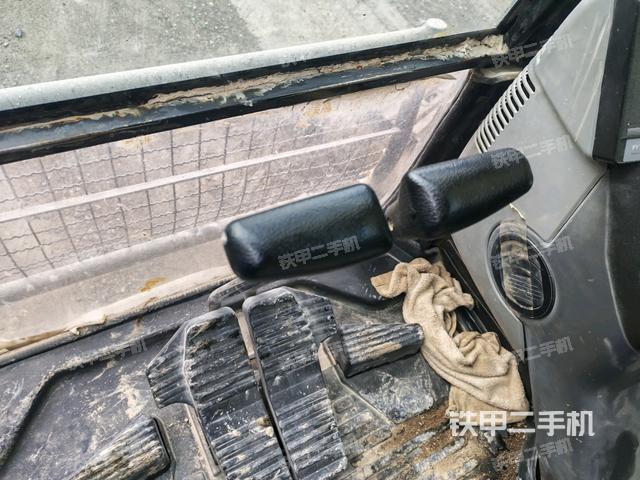 行走控制手柄和踏板?俯拍（駕駛室部分）