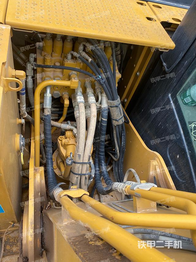 回转马达和主控阀（整机外观）