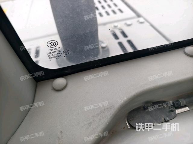 后窗玻璃角標（駕駛室部分）