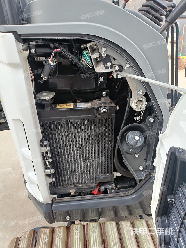 液压泵舱室正面整体（整机外观）