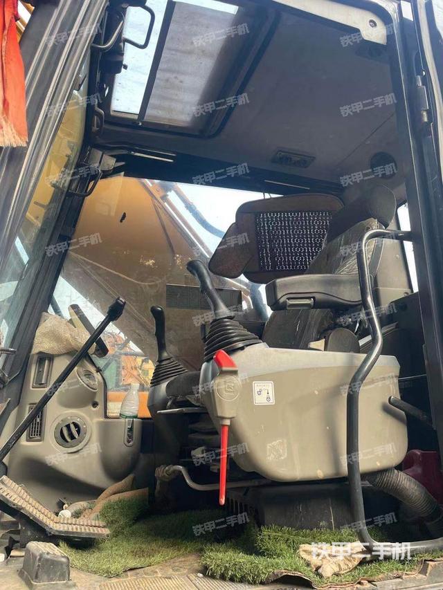 駕駛室整體(整機(jī)外觀) 駕駛室整體(整機(jī)外觀)