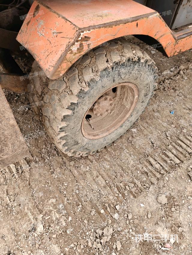 右驅(qū)動輪（行走機構(gòu)）