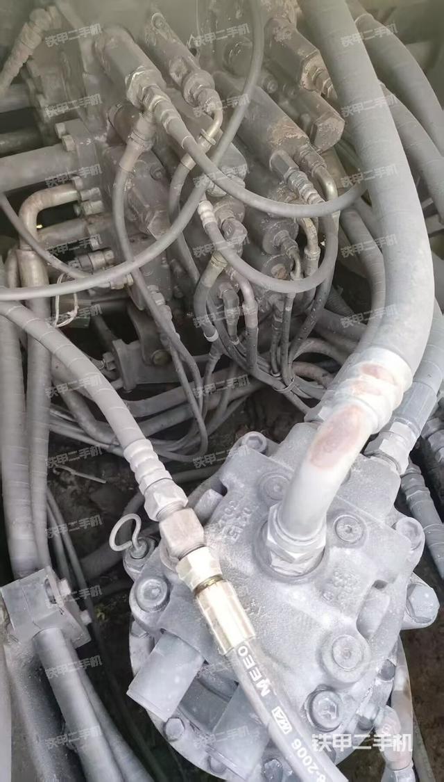 回轉(zhuǎn)馬達(dá)和主控閥(整機(jī)外觀) 回轉(zhuǎn)馬達(dá)和主控閥(整機(jī)外觀)