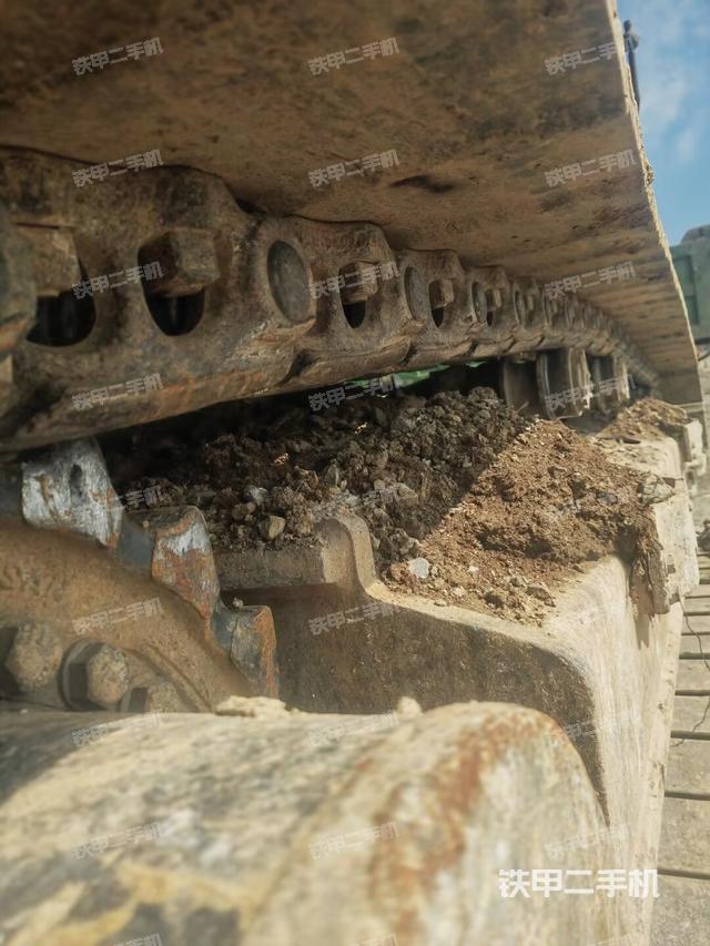 單側(cè)履帶整體(整機(jī)外觀) 單側(cè)履帶整體(整機(jī)外觀)