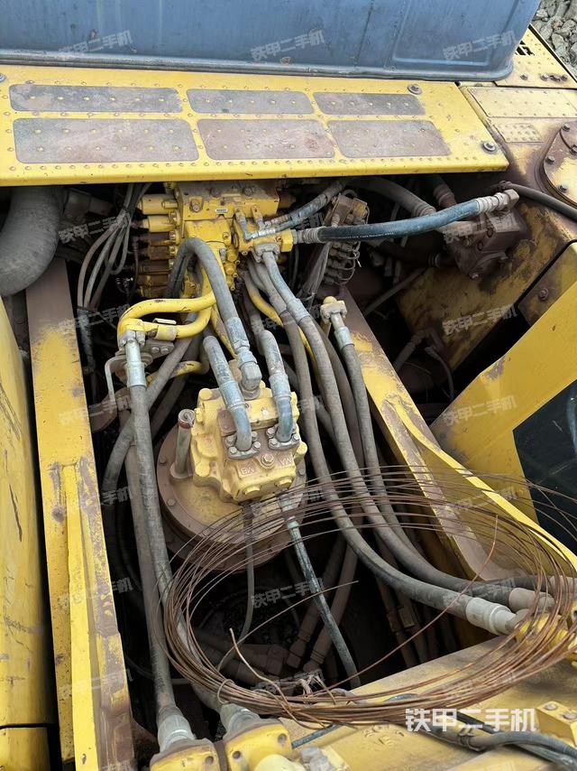 回轉(zhuǎn)馬達(dá)和主控閥（整機(jī)外觀）