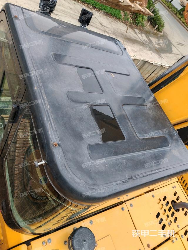 駕駛室頂部(整機(jī)外觀) 駕駛室頂部(整機(jī)外觀)