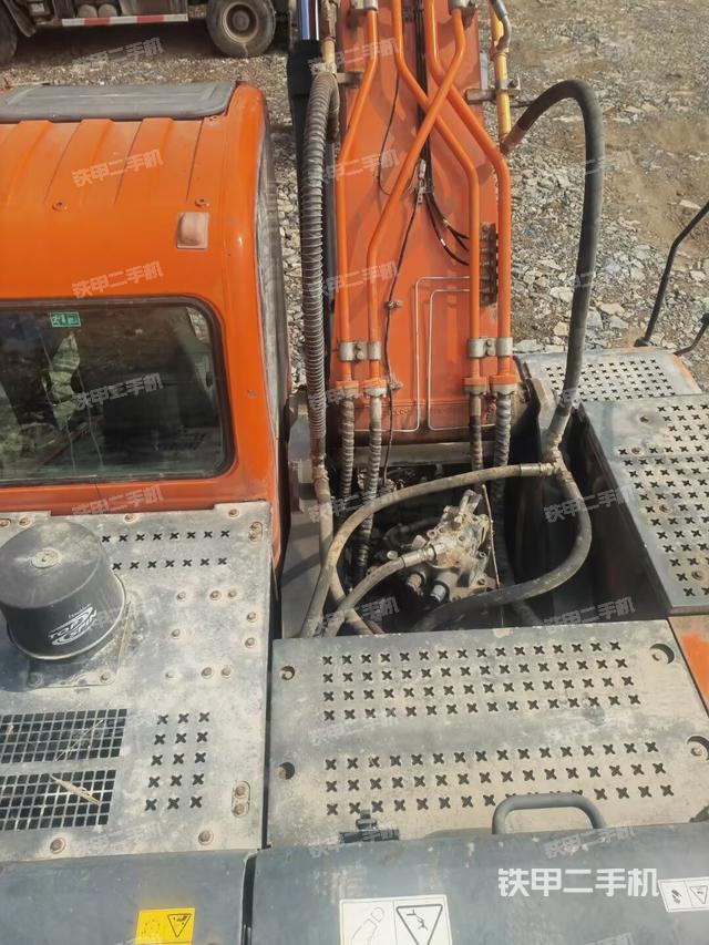 駕駛室頂部(整機(jī)外觀) 駕駛室頂部(整機(jī)外觀)