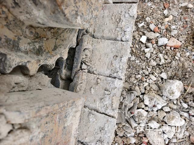 左驅(qū)動輪（行走機構(gòu)）