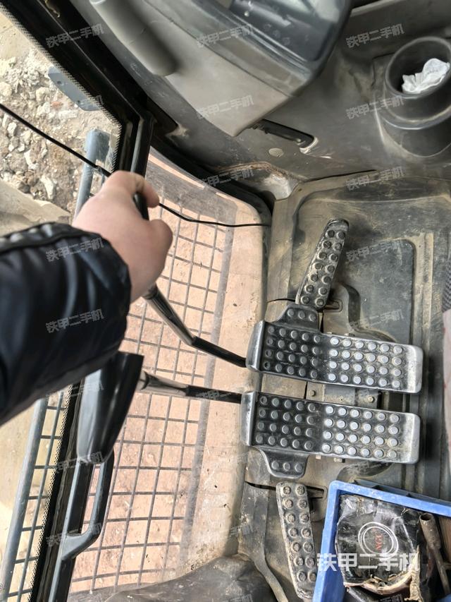 行走控制手柄和踏板?俯拍（駕駛室部分）