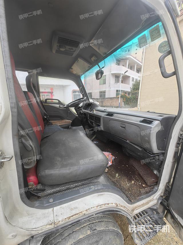 駕駛室操作臺(tái)（設(shè)備外觀及核心部件）