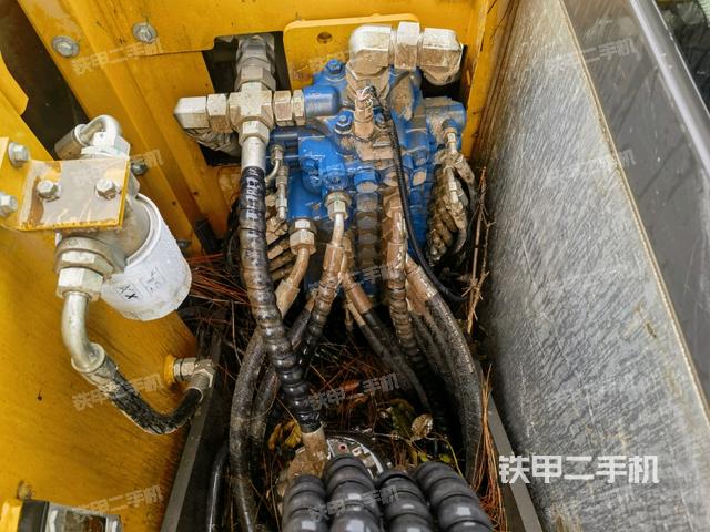 回轉(zhuǎn)馬達(dá)和主控閥(整機(jī)外觀) 回轉(zhuǎn)馬達(dá)和主控閥(整機(jī)外觀)