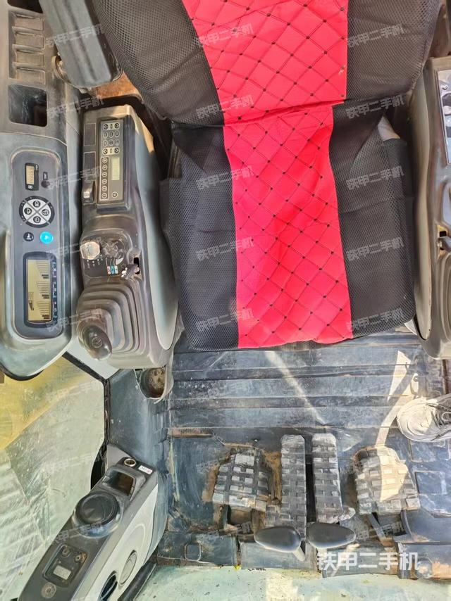 駕駛室整體(整機(jī)外觀) 駕駛室整體(整機(jī)外觀)