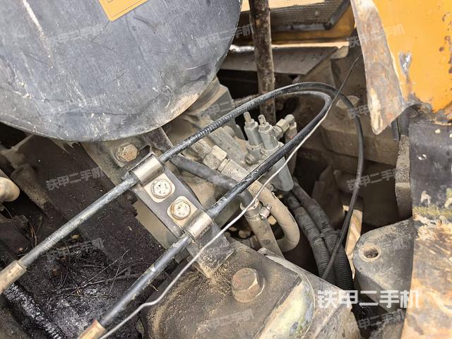 液压泵舱室正面整体（整机外观）