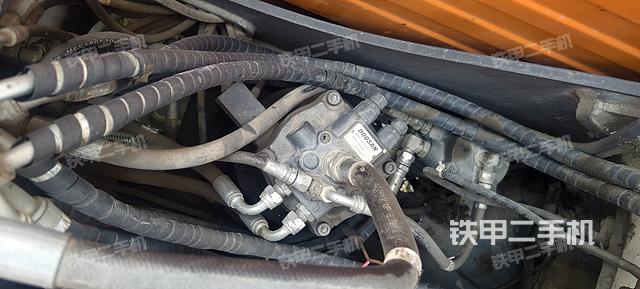 回转马达和主控阀（整机外观）