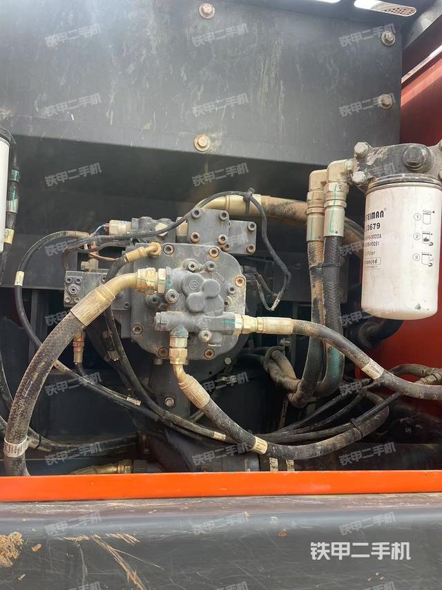 液壓泵艙室正面整體（整機(jī)外觀）