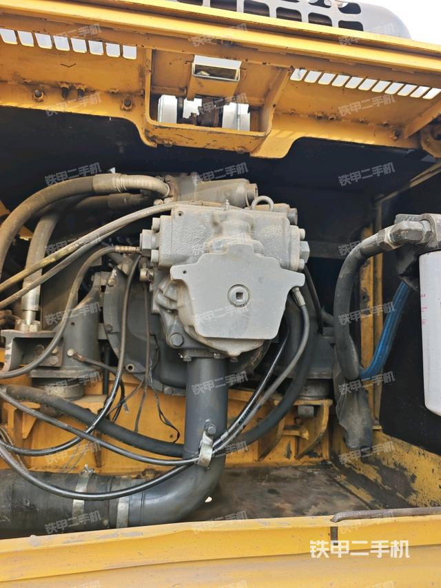 液壓泵艙室正面整體(整機(jī)外觀) 液壓泵艙室正面整體(整機(jī)外觀)