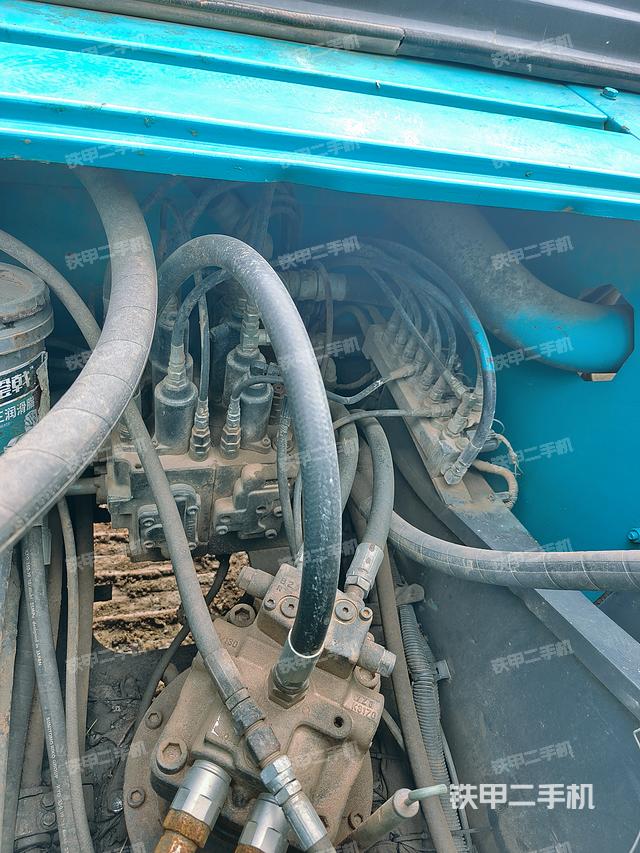 回轉(zhuǎn)馬達(dá)和主控閥（整機(jī)外觀）