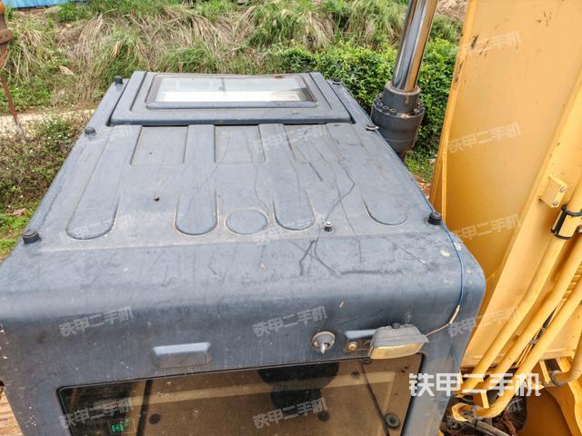 駕駛室頂部(整機(jī)外觀) 駕駛室頂部(整機(jī)外觀)