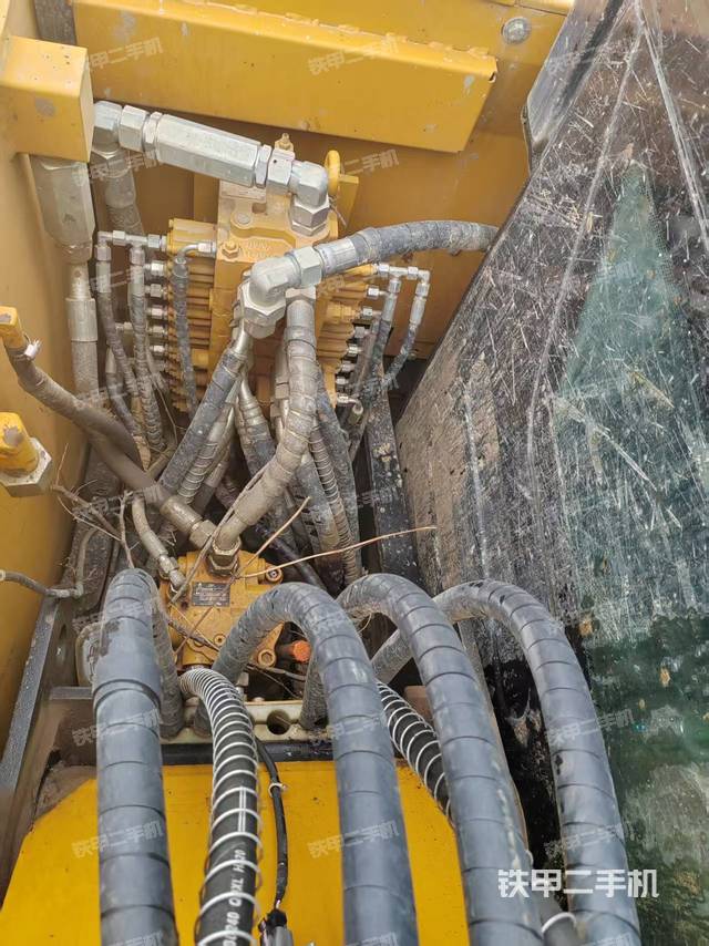 回转马达和主控阀（整机外观）