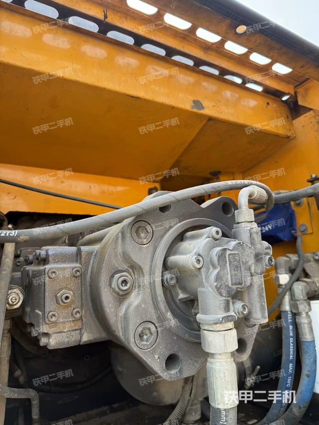 液壓泵艙室正面整體（整機外觀）