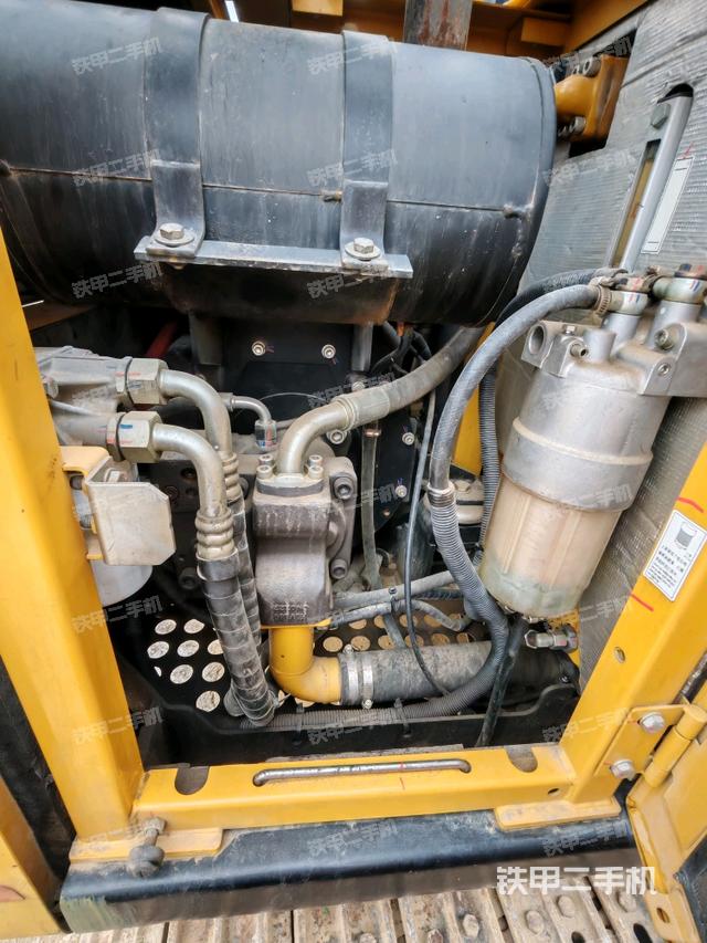 駕駛室整體(整機(jī)外觀) 駕駛室整體(整機(jī)外觀)