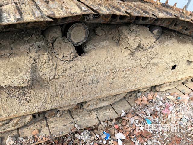 左驅(qū)動輪（行走機構(gòu)）