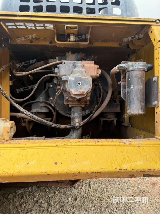 液壓泵艙室正面整體（整機(jī)外觀）