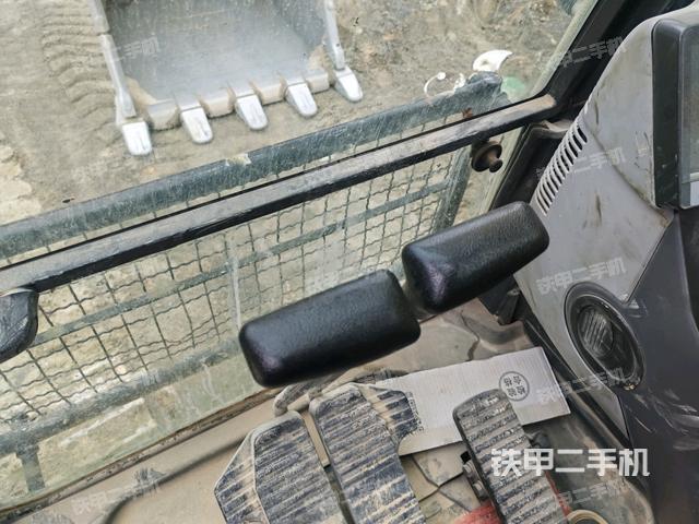 行走控制手柄和踏板?俯拍（駕駛室部分）