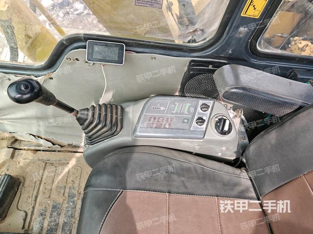 座椅右側(cè)控制臺/鑰匙門/油門/含右手柄（駕駛室部分）