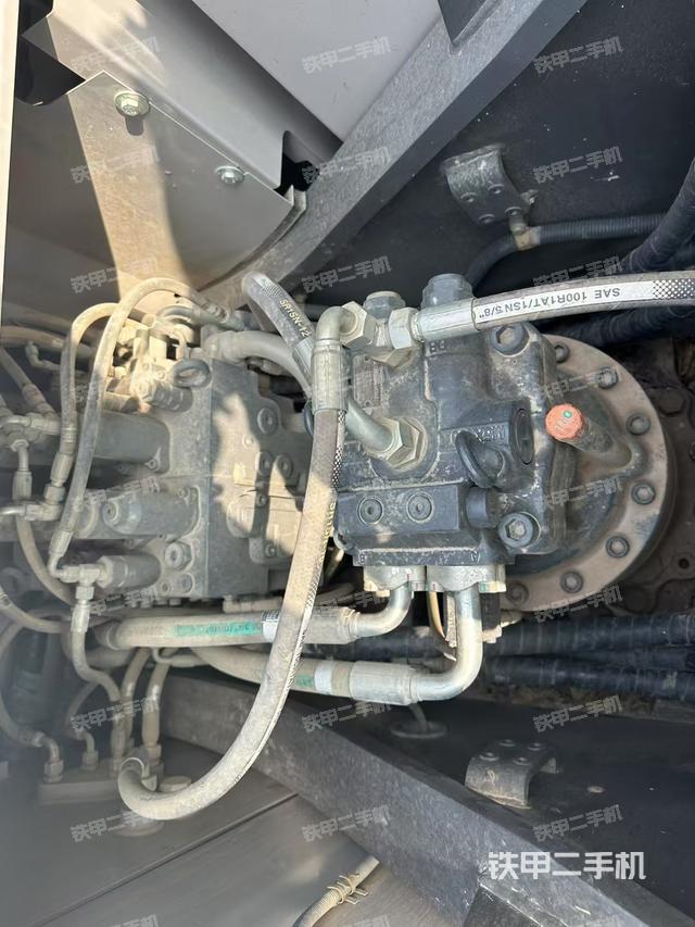 回转马达和主控阀（整机外观）