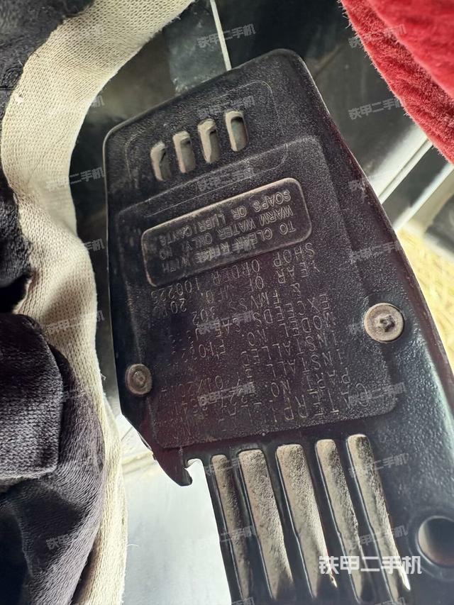 行走控制手柄和踏板?俯拍（駕駛室部分）