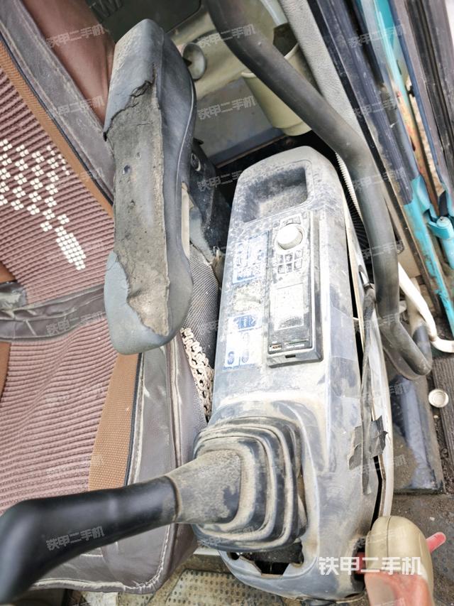 座椅右側(cè)控制臺(tái)/鑰匙門(mén)/油門(mén)/含右手柄（駕駛室部分）