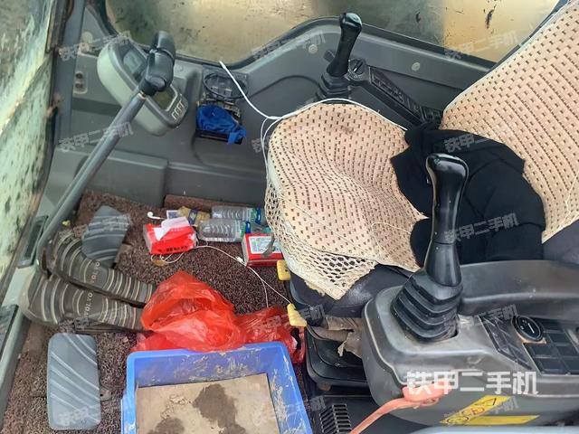 駕駛室整體(整機(jī)外觀) 駕駛室整體(整機(jī)外觀)