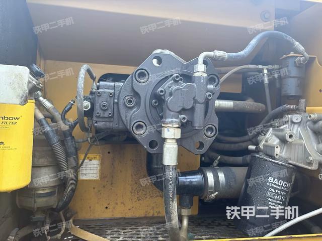 液壓泵艙室正面整體(整機外觀) 液壓泵艙室正面整體(整機外觀)