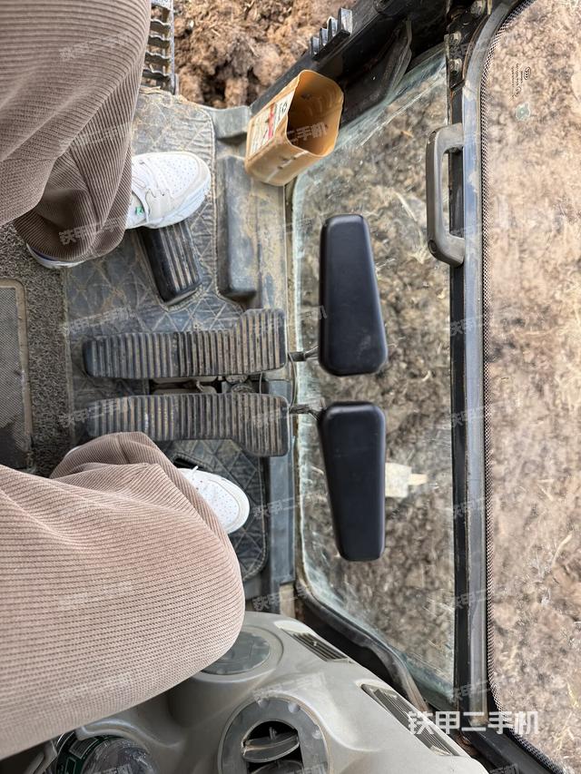 行走控制手柄和踏板?俯拍（駕駛室部分）