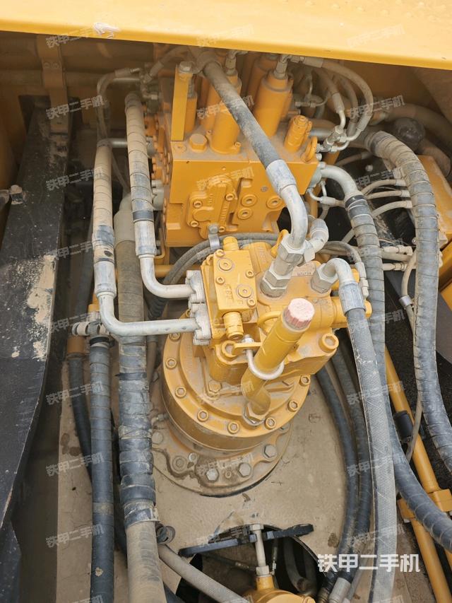 回轉(zhuǎn)馬達(dá)和主控閥（整機(jī)外觀）