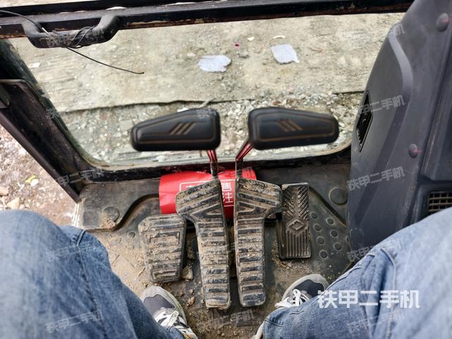 行走控制手柄和踏板?俯拍（駕駛室部分）