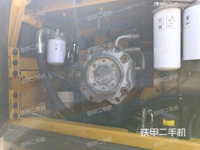 液壓泵艙室正面整體（整機外觀）