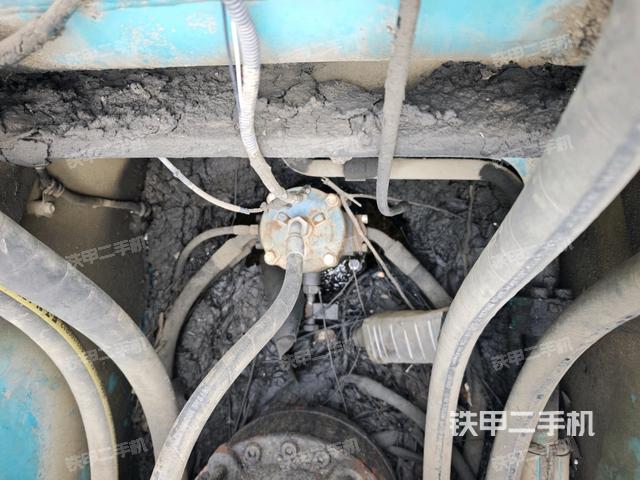 中央回轉(zhuǎn)接頭特寫(xiě)（上車(chē)部件）