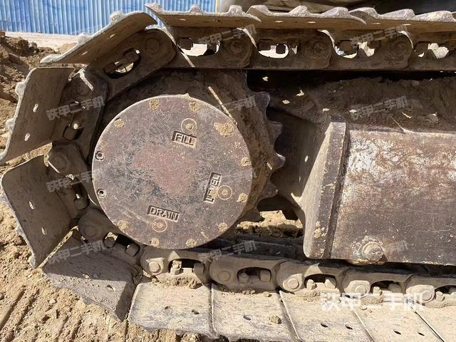 單側(cè)履帶整體(整機(jī)外觀) 單側(cè)履帶整體(整機(jī)外觀)